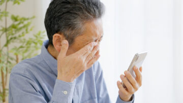 シニア男性・スマホ・老眼・視力