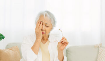 目の悩みを抱える女性