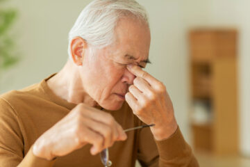 目の不調を訴える男性